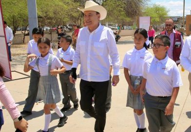 Gobernador Durazo destina la mayor inversión registrada en uniformes escolares; inicia distribución el 6 de mayo
